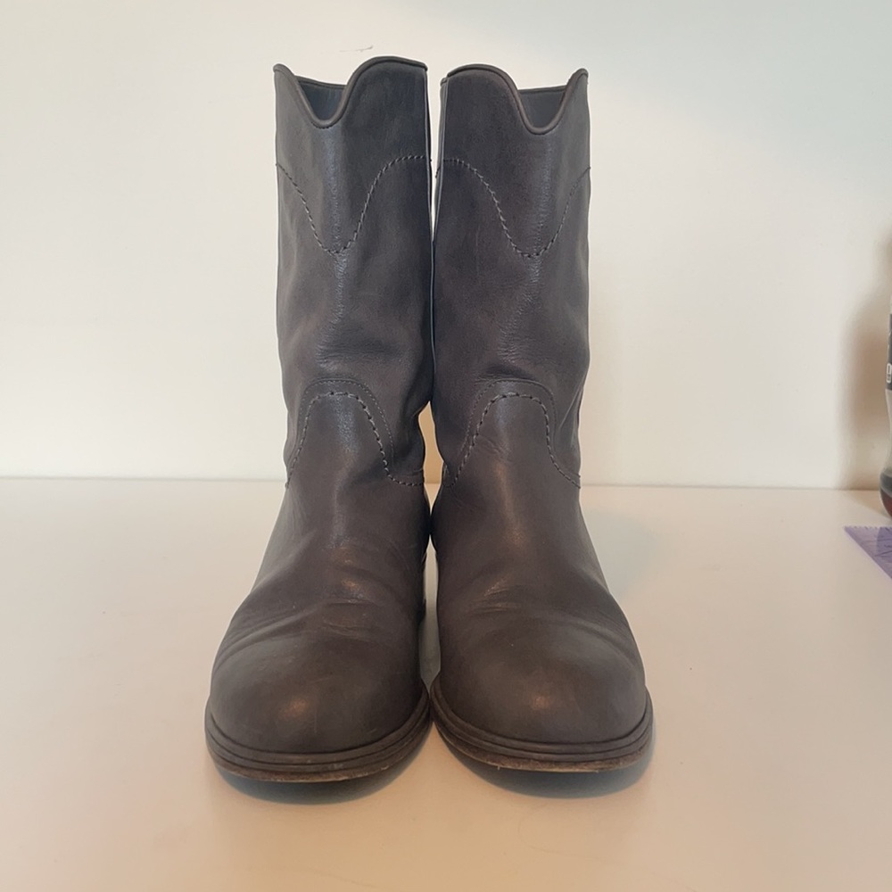🧚‍♀️🧚‍♀️🧚‍♀️Chanel Authentic dark/medium grey leather boots. - Picture 3 of 12